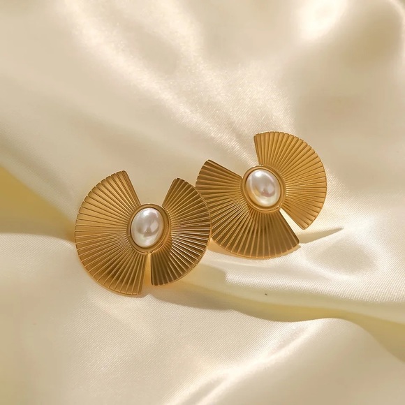 18k Gold Plated Scalloped Oval Pearl Earrings - Picture 2 of 11